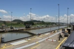 O Canal do Panamá é uma rota de navegação interoceânica entre o Mar do Caribe e o Oceano Pacífico que cruza o istmo do Panamá em seu ponto mais estreito, cuja extensão é de 82 km..  Ciudad de Panama - PANAM