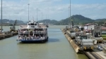 O Canal do Panamá é uma rota de navegação interoceânica entre o Mar do Caribe e o Oceano Pacífico que cruza o istmo do Panamá em seu ponto mais estreito, cuja extensão é de 82 km..  Ciudad de Panama - PANAM