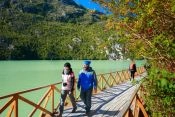 Turistas andando pelas passarelas de Caleta Tortel Guia de Caleta Tortel, CHILE