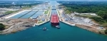 O Canal do Panamá é uma rota de navegação interoceânica entre o Mar do Caribe e o Oceano Pacífico que cruza o istmo do Panamá em seu ponto mais estreito, cuja extensão é de 82 km..  Ciudad de Panama - PANAM