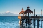 O lago Llanquihue corresponde ao segundo maior lago do Chile, depois do lago General Carrera, com uma área de 860 km²..  Puerto Varas - CHILE