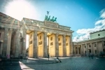 O Portão de Brandemburgo é a antiga entrada de Berlim e um dos principais símbolos da cidade e da Alemanha..  Berlim - Alemanha