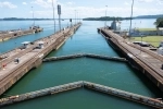 O Canal do Panamá é uma rota de navegação interoceânica entre o Mar do Caribe e o Oceano Pacífico que cruza o istmo do Panamá em seu ponto mais estreito, cuja extensão é de 82 km..  Ciudad de Panama - PANAM