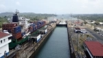 O Canal do Panamá é uma rota de navegação interoceânica entre o Mar do Caribe e o Oceano Pacífico que cruza o istmo do Panamá em seu ponto mais estreito, cuja extensão é de 82 km..  Ciudad de Panama - PANAM�