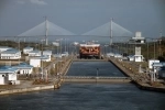 O Canal do Panamá é uma rota de navegação interoceânica entre o Mar do Caribe e o Oceano Pacífico que cruza o istmo do Panamá em seu ponto mais estreito, cuja extensão é de 82 km..  Ciudad de Panama - PANAM