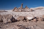 No meio do Vale da Lua, você pode encontrar Las Tres Marías. Formações de pedra erodidas pelo sal e pelo vento do deserto..  San Pedro de Atacama - CHILE