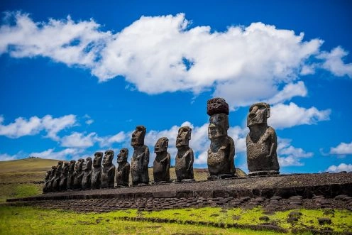 Rosto de pedra na ilha de páscoa. antiga estátua de moai. símbolo de  viagens famoso.