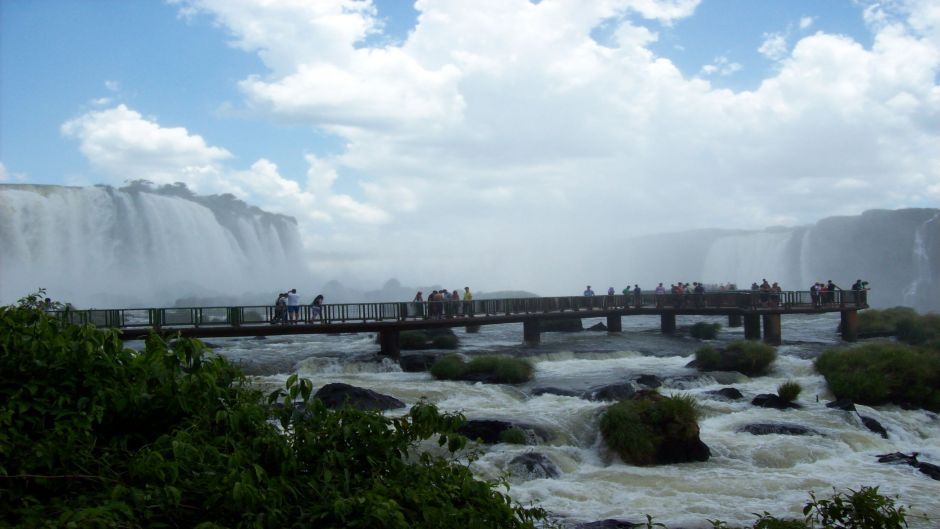 Cataratas do Iguaçu com a represa de Itaipu, , 
