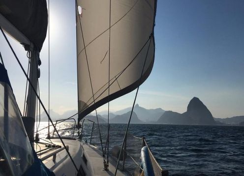 Passeio de barco à vela na praia de Copacabana do Rio de Janeiro. Rio de Janeiro, BRASIL