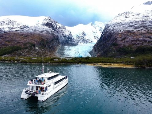 NAVEGAÇÃO NO FJORD DE MONTANHA. , CHILE