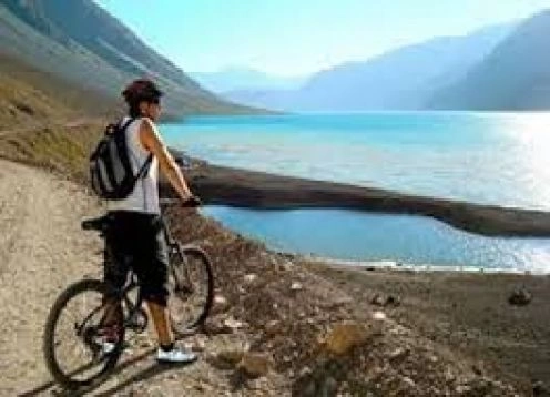 OS ANDES NA BICICLETA DE MONTANHA. EMBALSE DEL YESO. , CHILE