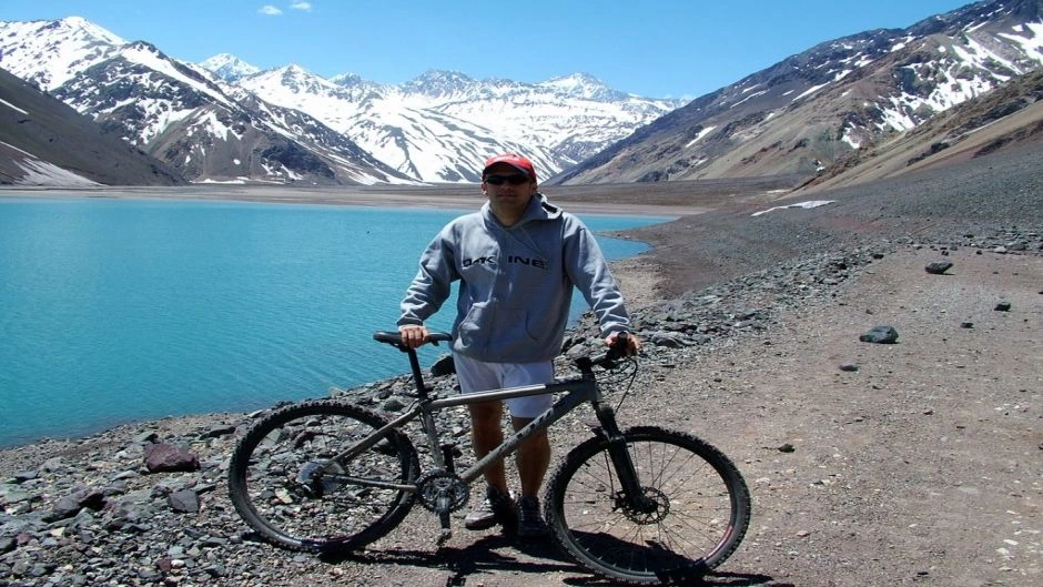 OS ANDES NA BICICLETA DE MONTANHA. EMBALSE DEL YESO, Santiago, CHILE