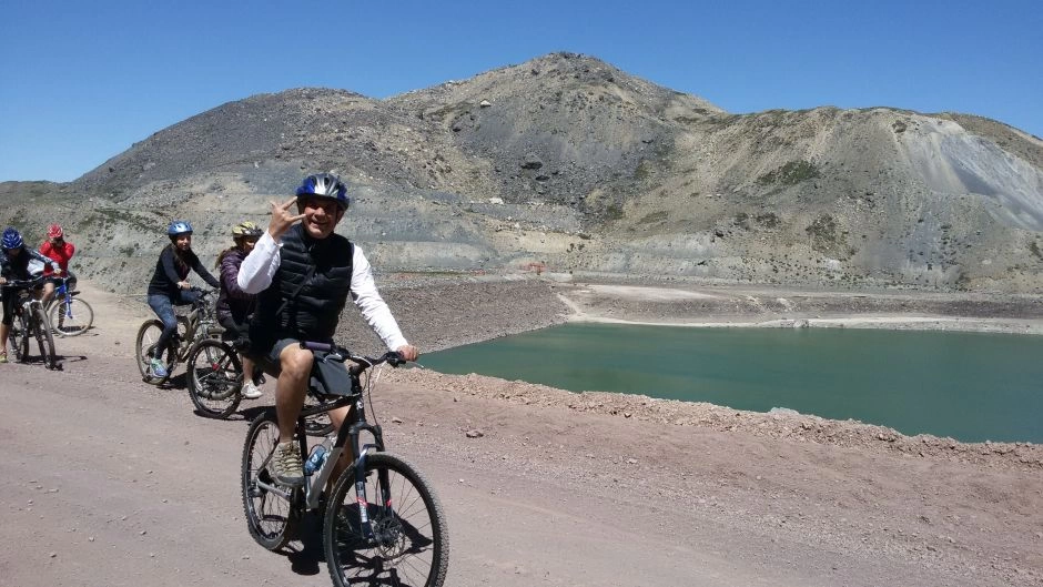 OS ANDES NA BICICLETA DE MONTANHA. EMBALSE DEL YESO, Santiago, CHILE