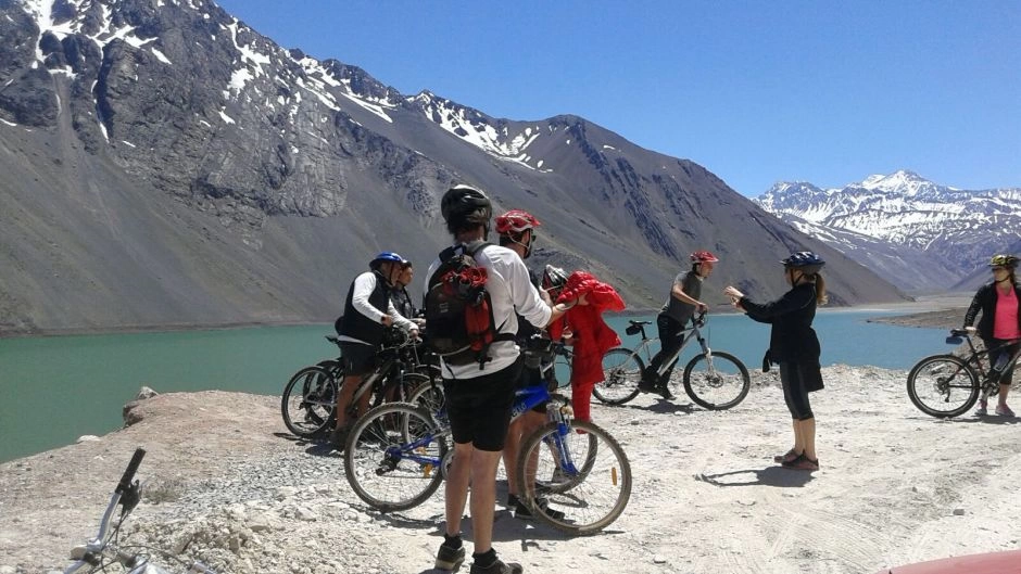 OS ANDES NA BICICLETA DE MONTANHA. EMBALSE DEL YESO, Santiago, CHILE