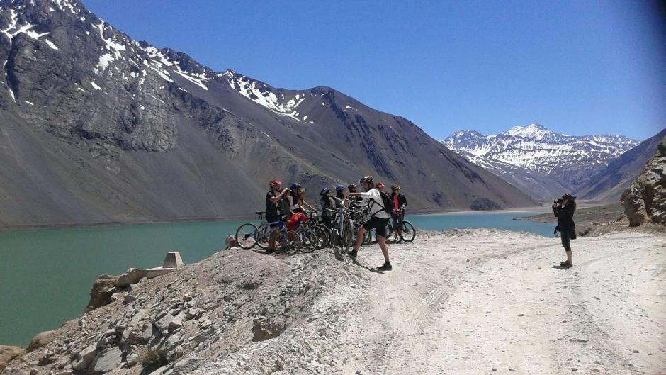 OS ANDES NA BICICLETA DE MONTANHA. EMBALSE DEL YESO, Santiago, CHILE